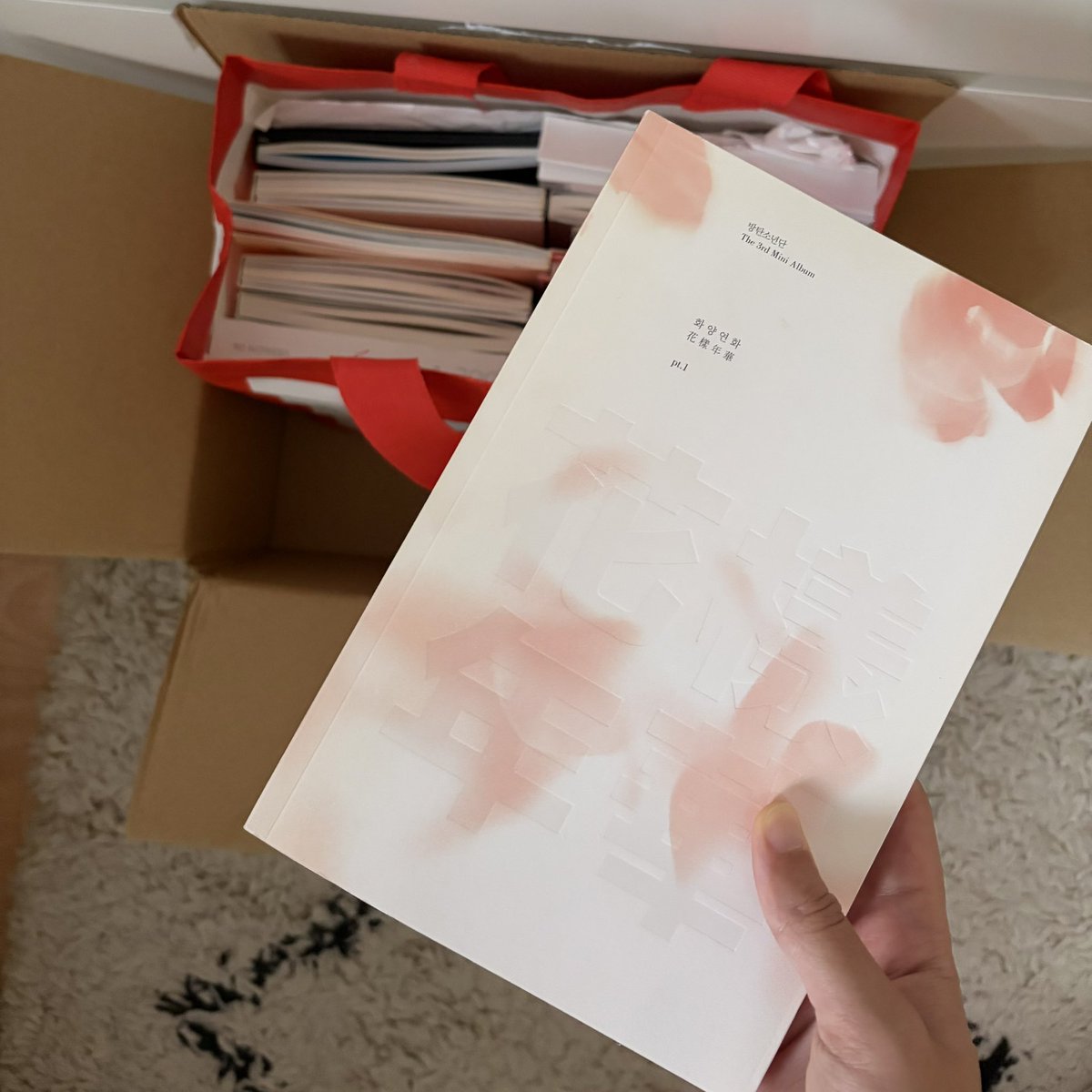 xiaoddict's tweet photo. a whole box of bts albums https://t.co/67xBV2pd4X