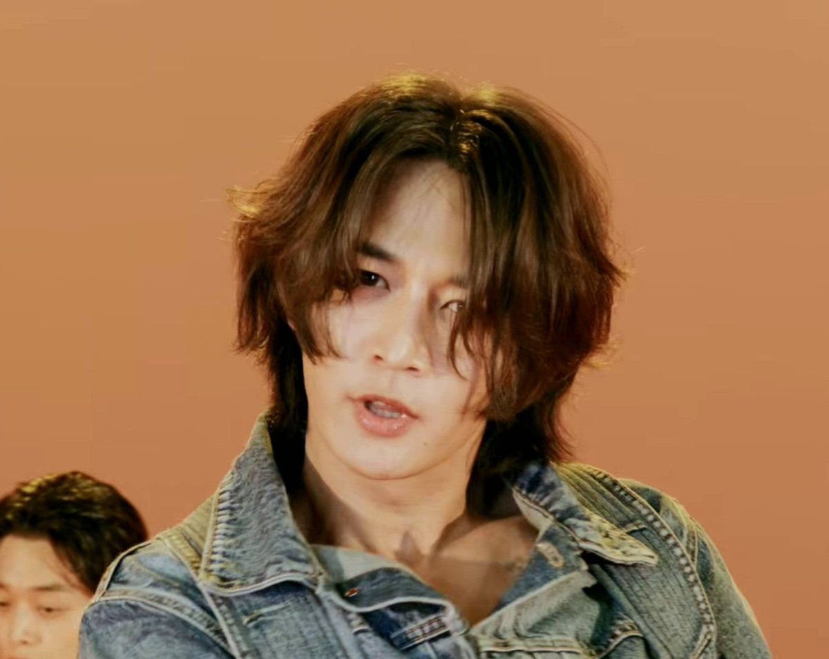 Cha080525's tweet photo. This hair on him is definitely going down in history https://t.co/DRylgvdzmL