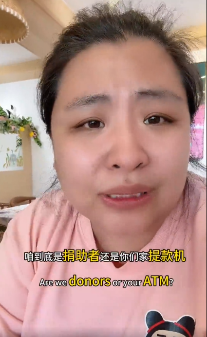 anhei002622's tweet photo. 单亲妈妈多年月捐停捐后接催捐电话：月捐数年无人过问，停捐一月却接到催捐电话？单亲妈妈分享的经历引发热议。
北京密云的刘女士经营一家甜品店，坚持多年月捐。受生意不景气影响，她选择停止捐款。9月3日，她接到公益机构来电，对方没有询问她是否遭遇困境，反倒质问为何停止捐款。当刘女士表示 “没钱了”，电话那头传来一声嗤笑，之后便再无关心慰问。
事件曝光后，不少网友在评论区留言，晒出相似遭遇。捐款本就出于自愿，善意不该被视作理所当然。有余力时伸出援手是情分，处境艰难选择暂停也无可指摘。公益的内核，从来不是追着人索要捐款，而是懂得体谅普通人的现实难处。莫用道德绑架消耗善意，别让心怀善意的人寒心，善待每一份真心，才是公益本该有的模样。