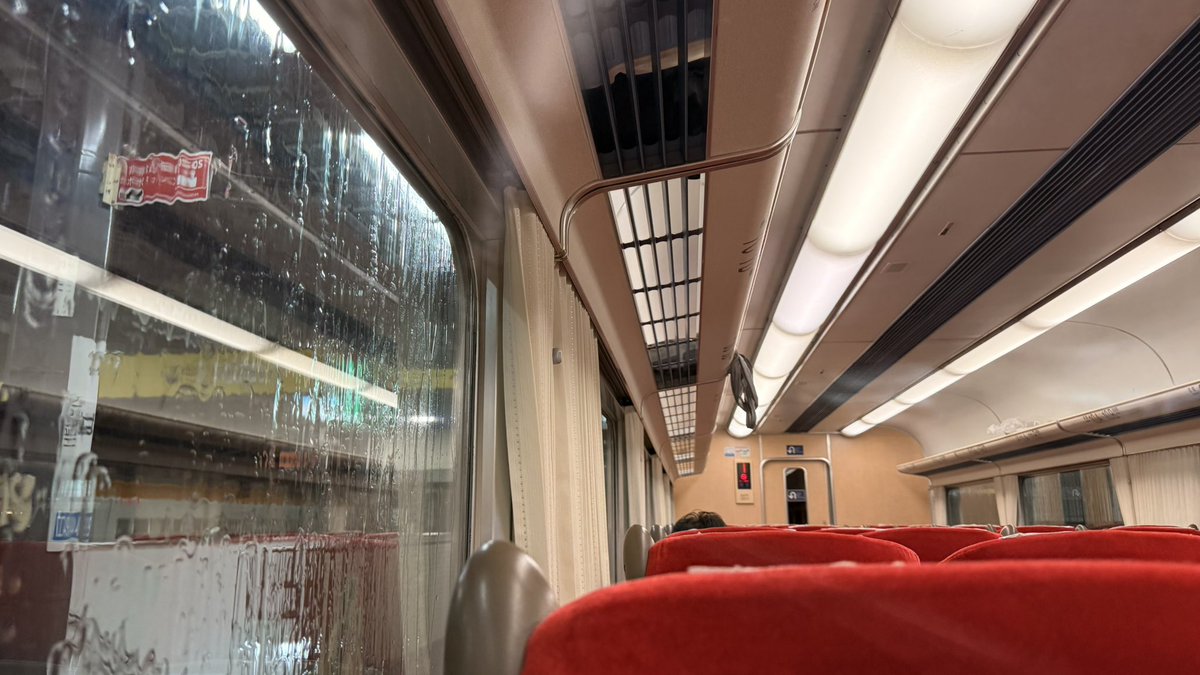 INO__21's tweet photo. 今近鉄特急乗って名張着いたら、交代運転士来ねえから10分待てと
ギャグやな https://t.co/8qVYuY0LH9