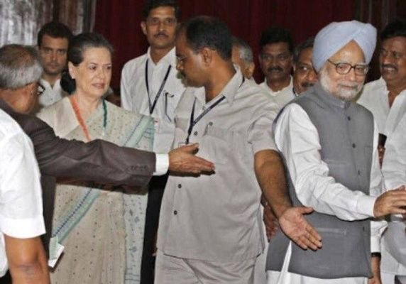rishibagree's tweet photo. Gentle Reminder : 
The man in the grey jacket, pushed aside, was our Prime Minister for 10 years. https://t.co/4xglMpn5uS