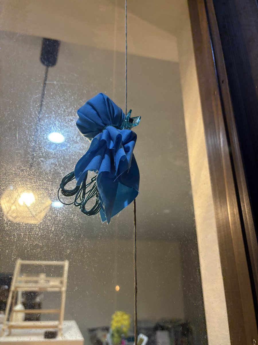 jimottpain's tweet photo. 空色の布と五期生のカラーリボンで作ったてるてる坊主が10体出来てました。エメラルドグリーンのリボンがどうしても見つからず、糸になったみたいですが、羽にも見えて。逆に良かったのではないかと
若草HUTTE前の着物屋さん
#ひなたフェス2026 https://t.co/doSsht7Af5