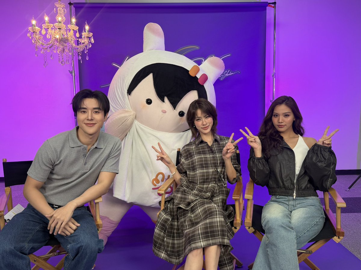 GMMTV's tweet photo. [LIVE] #MoonshadowSeriesLIVE มาแล้วน้า ตามมาพูดคุยกับ “เอมี่-บอนนี่” ที่จะมา Recap ซีรีส์ “เงาใต้พระจันทร์ Moonshadow” ก่อนไปเจอกันในกิจกรรมพิเศษ “คืนใต้พระจันทร์กับเอมี่บอนนี่”

YT : https://t.co/CIsu9MIF3M
FB : https://t.co/YWVIEoyhDd
TT : https://t.co/MOKJkgVoNT

“เงาใต้พระจันทร์ Moonshadow” 🌙🎼
ทุกวันพุธ เวลา 20:30 น. ดูทีวี ช่อง GMM25
ดูย้อนหลัง แอป oneD ที่เดียว เวลา 21:30 น.
#GMMTV
@emiamily @beonnnie @arm_wc @any_GMMTV