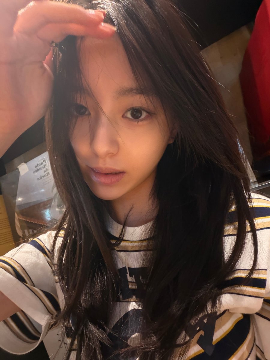 jihu07_'s tweet photo. 260908 #박지후 인스타그램 

셀카 연습 ••• 😅🙄

👩🏻 : 미니 취청오이 닮았다. 🤔

🔗 https://t.co/nDCJ2qHrfF https://t.co/Fzzyxw6y1s