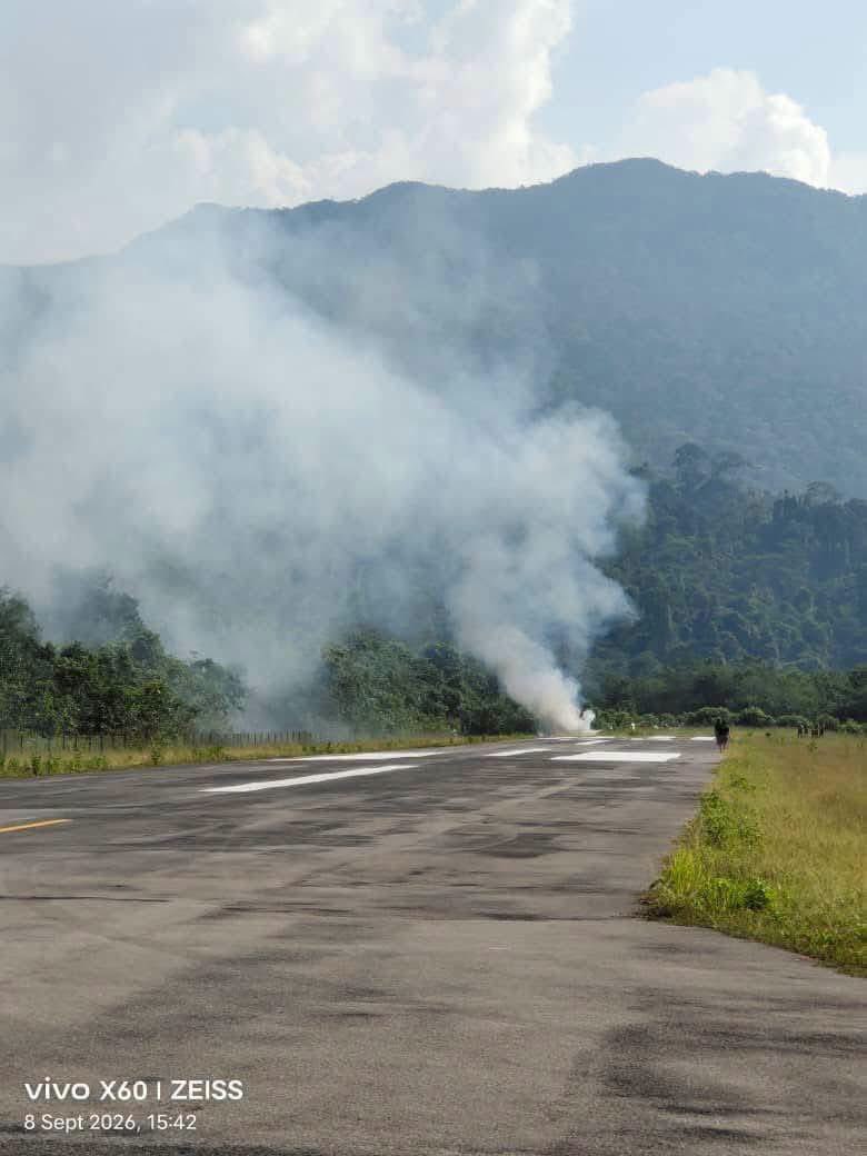 bencanamalaysia's tweet photo. HELIKOPTER BAWA PASUKAN PERUBATAN TERHEMPAS

Tarikh: 8 September 2026
Masa: 1546H
Lokasi: Lapangan Terbang Long Lellang 

- Kawasan kejadian telah dikawal bagi tujuan keselamatan.

- Helikopter telah terbakar sepenuhnya. https://t.co/ZqPgEhPlCT