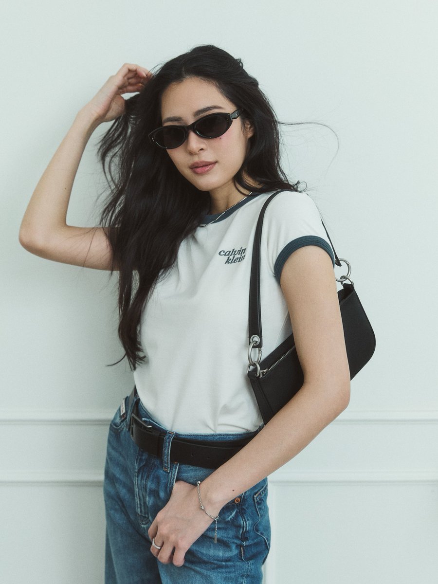 Dream9502_'s tweet photo. 세상에서 청바지 선글라스 제일 잘 어울리는 사람😎
​
#LinglingKwongxCalvinKlein
​#LinglingKwong #CalvinKleinSS27
#CalvinKlein #NYFWSS27
#NYFW 
@linglingkwong @CalvinKlein https://t.co/i1rdfL4Rb6
