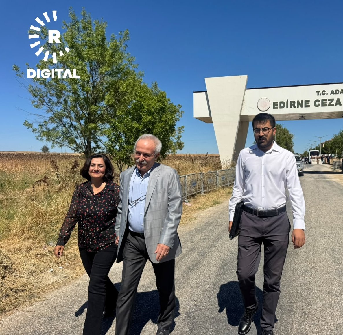 bunsenbeki's tweet photo. nasıl tutuklandıysa öyle çıkıyor selçuk mızraklı. onurlu, alçakgönüllü, başı dik ve tertemiz. çalınan 7 yılına rağmen insan ve toplum sevgisinden, barış adına söz kurmaktan vazgeçmeyerek. hoşgeldin hocam. https://t.co/jCSmg5Rjae