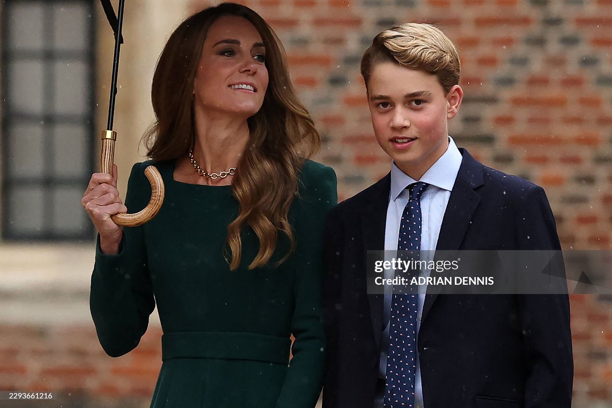 SabirahLohn's tweet photo. Prince George looks like he got taller! Arrived for his first day at Eton. https://t.co/BhGmiAyw6d