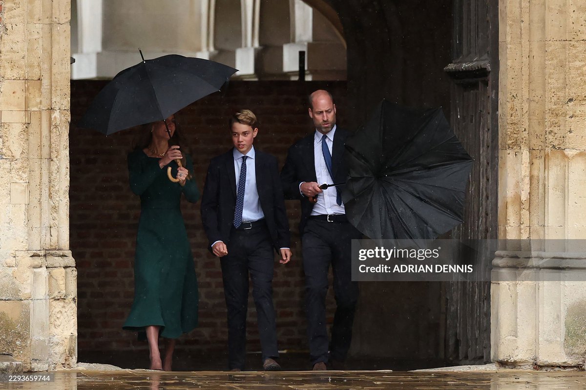 SabirahLohn's tweet photo. Prince George looks like he got taller! Arrived for his first day at Eton. https://t.co/BhGmiAyw6d