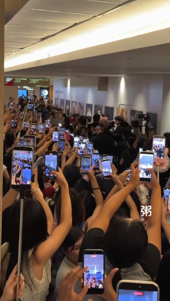 cottonnaw's tweet photo. Rame banget yang dateng ke event Ferragamo buat ketemu junmyeon 🥺
https://t.co/VtXqMN6RUZ https://t.co/1eMwXk1MxP