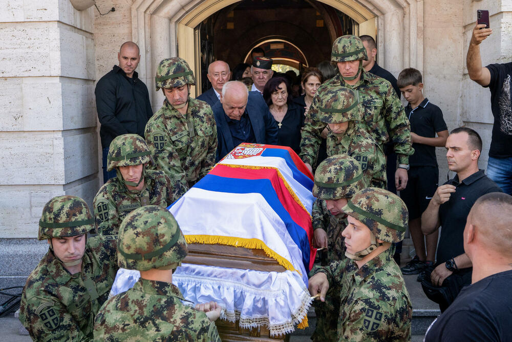 admirim's tweet photo. It was the Serbian state, not "elements of official support."

Serbian soldiers guarded and escorted his coffin, and fired a gun salute. Who is the commander-in-chief of the Serbian Armed Forces? Vucic.

Serbian state aircraft transported his remains.

Serbian ministers attended. https://t.co/Z42ygaOlZN