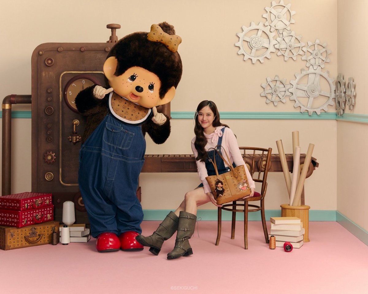 Siam_Paragon's tweet photo. เปิดตัวครั้งแรกของโลกที่ประเทศไทย! @mcmthailand เผยโฉมคอลเลกชันพิเศษ “MCM x Monchhichi” กับการพบกันครั้งใหม่ของสองไอคอนต่างวัฒนธรรม พร้อม ฟรีน-สโรชา (@srchafreen) ที่มาร่วมถ่ายทอดสไตล์อันโดดเด่น 

โดยคอลเลกชันนี้ได้ผสานงานเครื่องหนังลักชัวรีจากเยอรมนีเข้ากับเสน่ห์ของ ม่อนชิชิ (Monchhichi) คาแรกเตอร์ขวัญใจจากญี่ปุ่น ถ่ายทอดผ่านกระเป๋าซิกเนเจอร์ 4 รุ่น ได้แก่ Liz Shopper, Aren East-West Shoulder Bag, Aren Vanity Case และ Toni Zip Shopper ที่นำเอกลักษณ์ของ MCM ทั้งลวดลาย Visetos Monogram, โทนสีคอนยัค (Cognac), อะไหล่โลหะสีทอง และแคนวาสคุณภาพสูง มาตีความใหม่ผ่านลวดลายของ Monchhichi ที่เติมความน่ารักและความสนุกให้กับด��ไซน์อันหรูหราและร่วมสมัย โดยเตรียมเปิดตัวอย่างเป็นทางการในวันที่ 10 กันยายน 2569 นี้ ณ MCM, โซน Luxe Hall, ชั้น M, สยามพารากอน

#MCMxMonchhichi #MCMThailand 
#srchafreen #freensarocha
#SiamParagon