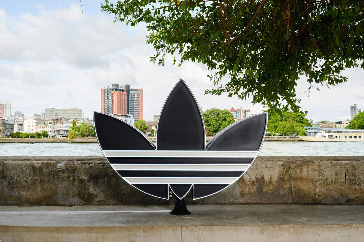 BamBamBooster's tweet photo. ADIDAS ORIGINALS SONG WAT

ร้านอาดิดาส ออริจินอลส์ แห่งใหม่ บนถนนทรงวาด ริมแม่น้ำเจ้าพระยา สะท้อนแนวคิดสร้างสรรค์ และแรงบันดาลใจของกรุงเทพฯ
การตกแต่งที่ยังคงเสน่ห์ดั้งเดิมของย่านทรงวาด พร้อมผสานความทันสมัยและเอกลักษณ์ของอาดิดาส

#BamBamxadidasDenimStreet https://t.co/aNAC27AV6J