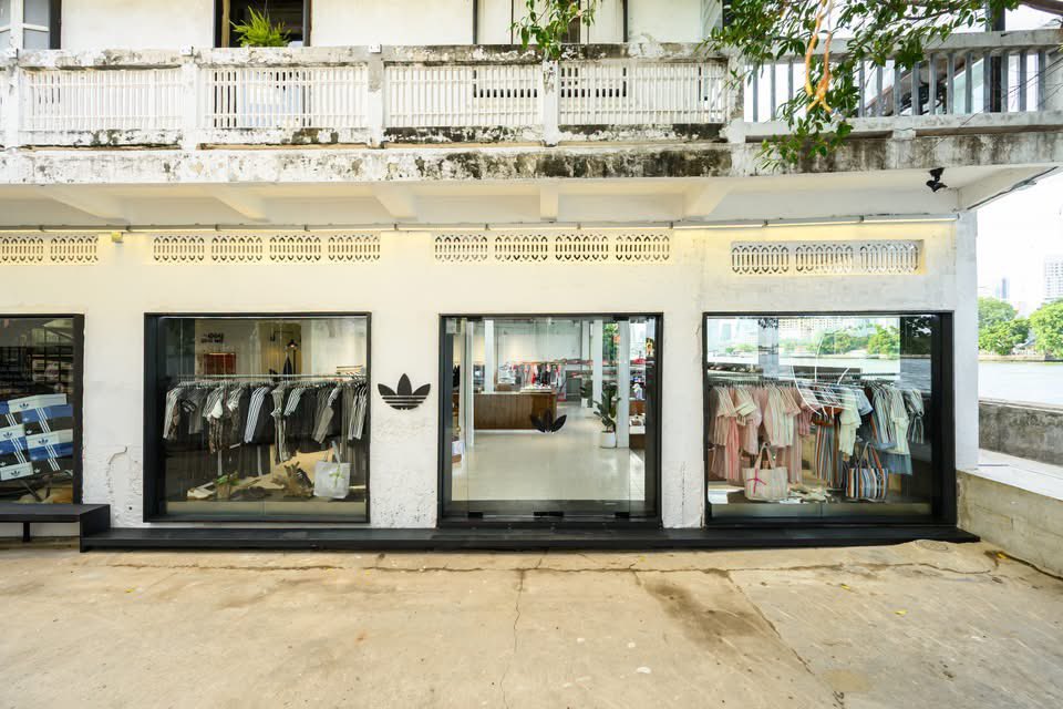 BamBamBooster's tweet photo. ADIDAS ORIGINALS SONG WAT

ร้านอาดิดาส ออริจินอลส์ แห่งใหม่ บนถนนทรงวาด ริมแม่น้ำเจ้าพระยา สะท้อนแนวคิดสร้างสรรค์ และแรงบันดาลใจของกรุงเทพฯ
การตกแต่งที่ยังคงเสน่ห์ดั้งเดิมของย่านทรงวาด พร้อมผสานความทันสมัยและเอกลักษณ์ของอาดิดาส

#BamBamxadidasDenimStreet https://t.co/aNAC27AV6J