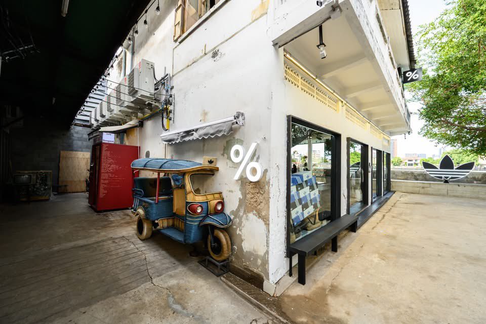 BamBamBooster's tweet photo. ADIDAS ORIGINALS SONG WAT

ร้านอาดิดาส ออริจินอลส์ แห่งใหม่ บนถนนทรงวาด ริมแม่น้ำเจ้าพระยา สะท้อนแนวคิดสร้างสรรค์ และแรงบันดาลใจของกรุงเทพฯ
การตกแต่งที่ยังคงเสน่ห์ดั้งเดิมของย่านทรงวาด พร้อมผสานความทันสมัยและเอกลักษณ์ของอาดิดาส

#BamBamxadidasDenimStreet https://t.co/aNAC27AV6J