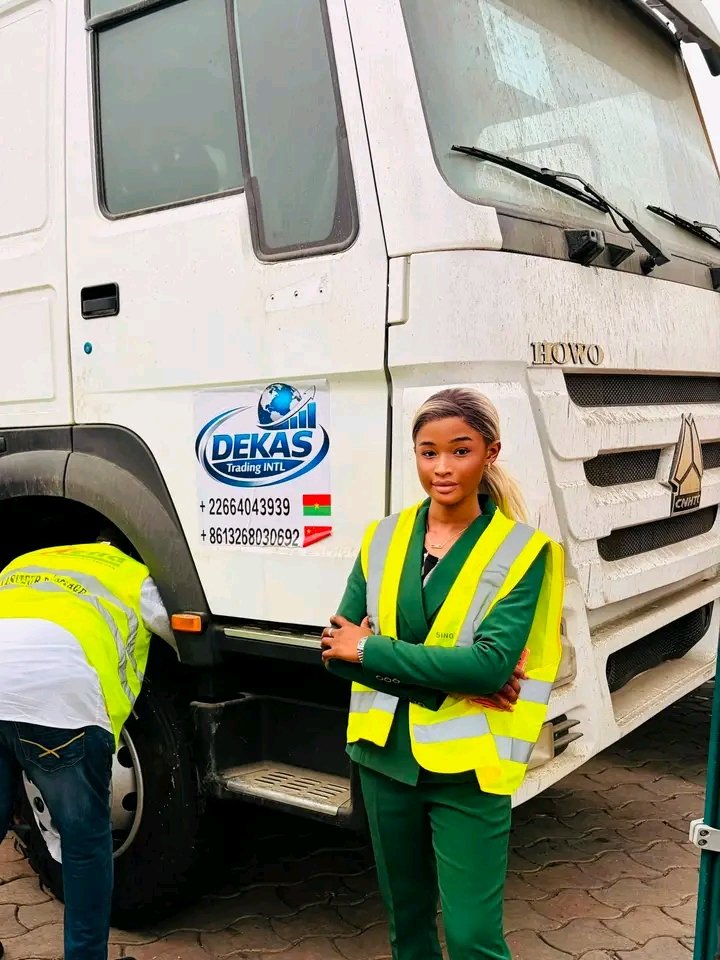 HiTechAfriqueTV's tweet photo. 🇧🇫 De la Chine au cœur du commerce international, Djamila Diallo ne recule devant aucun défi !

Surnommée La Chinoise, l’entrepreneure burkinabè a posé ses valises au port d’Abidjan pour superviser personnellement le déchargement des engins de ses clients, arrivés de Chine https://t.co/58A0gfqZIe