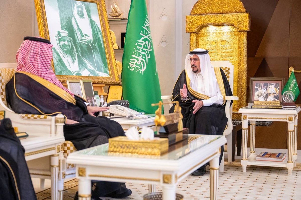 EmarahAlQassim's tweet photo. اشاد سموه بالأثر الذي حققه المؤتمر، حيث بلغ الحضور والتفاعل 18 ألف زائر، فيما بلغ عدد المسجلين 2700 شخص..

سمو #أمير_منطقة_القصيم يستقبل مدير فرع وزارة الصحة بالمنطقة ورئيس مجلس ادارة جمعية بلسم ويطّلع على تقرير مؤتمر القصيم للتوعية بأمراض السرطان. https://t.co/TAIYSFJORT