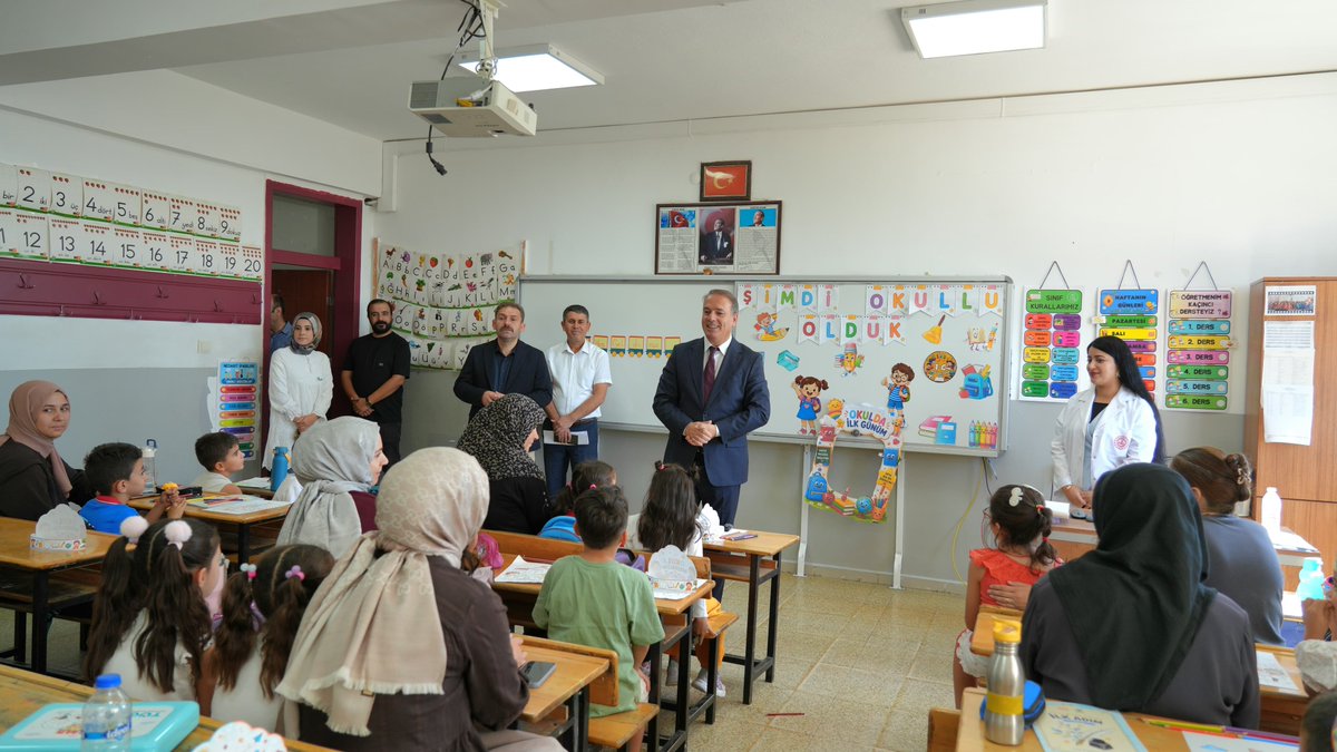 adiyamanmem's tweet photo. 📍Özel İdare İlkokulu

🏫 Minik Yüreklerin Okul Heyecanına Ortak Olduk

2026-2027 eğitim öğretim yılı ‘Uyum Haftası’ kapsamında İl Millî Eğitim Müdürümüz Sayın Ali Tosun, Özel İdare İlkokulunu ziyaret ederek okul sıralarıyla yeni tanışan öğrencilerimizin heyecanına ve mutluluğuna ortak oldu.

Sınıfları ziyaret ederek öğrencilerimizle yakından ilgilenen İl Millî Eğitim Müdürümüz Sayın Ali Tosun; miniklerimizle okulun ilk günleri, arkadaşları ve öğretmenleri üzerine keyifli bir sohbet gerçekleştirdi. 

Öğrencilerimizin gözlerindeki heyecanı paylaşan İl Milli Eğitim Müdürümüz Sayın Ali Tosun, eğitim yolculuklarının bu ilk adımında kendilerine başarılarla, güzel hatıralarla ve yeni arkadaşlıklarla dolu bir okul hayatı temennisinde bulundu.

#Adıyaman #MillîEğitim #UyumHaftası #AilemleOkulYolu #OkulaUyumHaftası #TürkiyeYüzyılıMaarifModeli

@tcmeb 
@Yusuf__Tekin 
@ali_tosun77