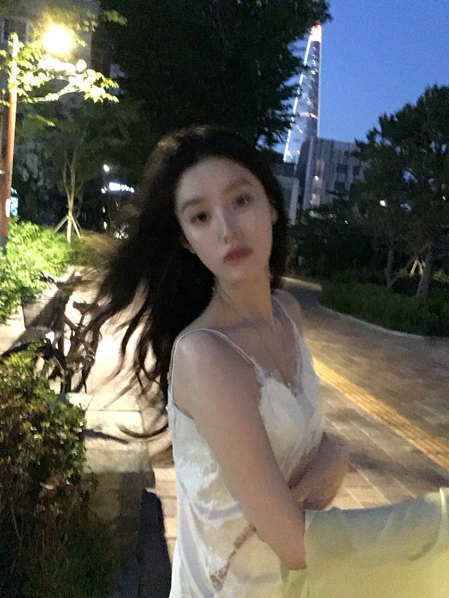 xziyeon's tweet photo. Standing under the street lights like they’re a reminder: I’m still growing, still shining. https://t.co/bgXimVcDXn