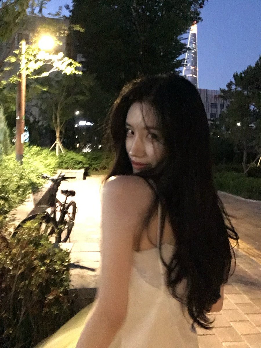xziyeon's tweet photo. Standing under the street lights like they’re a reminder: I’m still growing, still shining. https://t.co/bgXimVcDXn