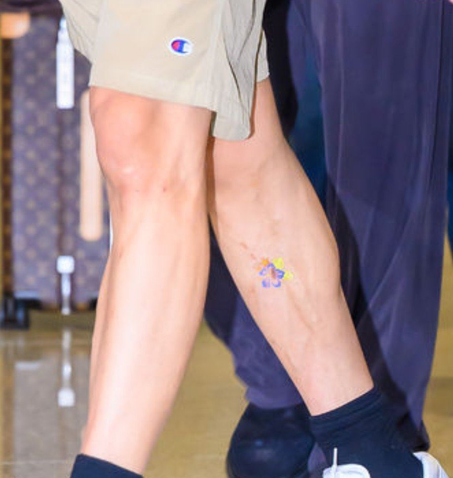 taeguide's tweet photo. Taehyung wears Barriere skin support vitamin patches. These are vegan patches that contain Copper Peptides, Hyaluronic Acid, Niacin, Red Ginseng, and Milk Thistle and help support skin’s barrier. The patches sell for $18 on their official site 

(https://t.co/sNQtnfAM4j) https://t.co/2JIzu523NS