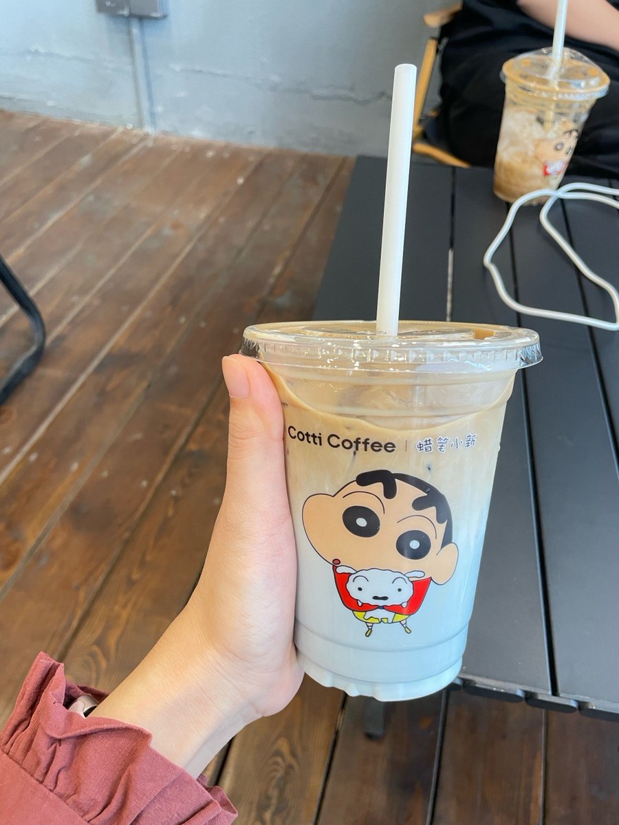 ohnoimhere's tweet photo. Just stole half of my boyfriend’s iced latte and he’s giving me the death stare like I didn’t do this every morning  Love this chaotic little routine. https://t.co/TYYkoWBhe0
