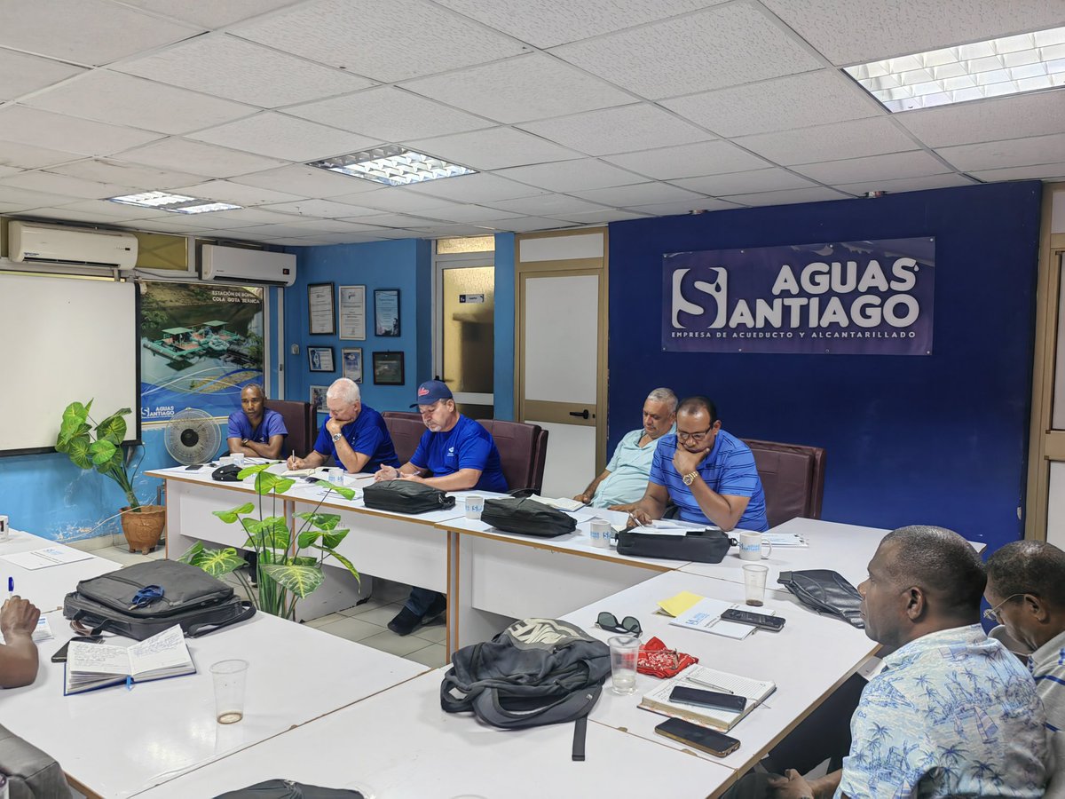 AntonioRdguezR's tweet photo. En la Empresa #AguasSantiago, con la presencia del #ViceGobernador de la Provincia, evaluamos la implementación de las Transformaciones Económicas y Sociales, la situación del abasto de agua, el cambio de la matriz energética y las obras a ejecutar en el año #CubaVive #INRHCuba https://t.co/yv5a2LJZwx