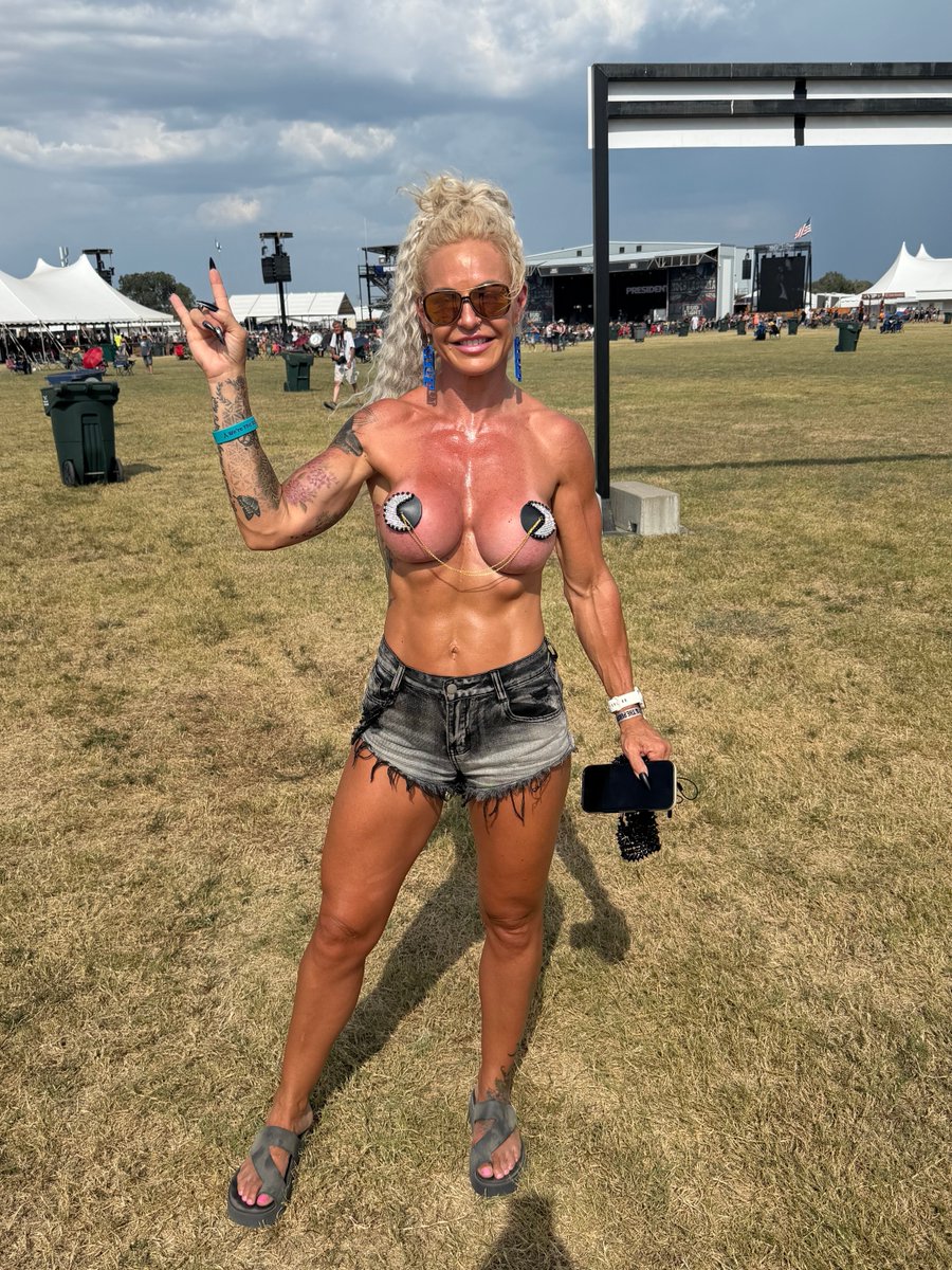 RomyWylde's tweet photo. Sunscreen was essential for this outfit!
#milf#rocklahoma#onlyfans#fitness https://t.co/X1Opch8vUe