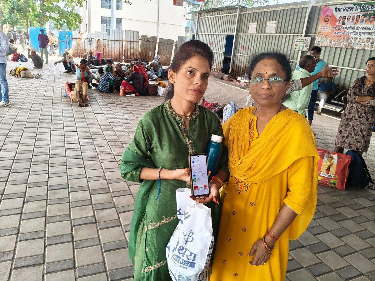 BhopalDivision's tweet photo. #RailOne #RailOneApp मंडल में चलाया जा रहा है रेलवन app जागरूकता अभियान विभिन्न स्टेशनों पर रेल यात्रियों को किया जा रहा है रेलवन app का उपयोग करने हेतू जागरूक | #IndianRailways https://t.co/MBMvxPEAu8