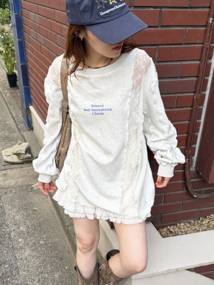 wcloset_PR's tweet photo. 【 ZOZOTOWN🦙】
ダブクロの人気ビッグスウェット知ってる…？？

レース×メローの一癖あるデザインに一目惚れ。。🤍
さりげない小さめロゴがお洒落なポイント♩

ZOZOで予約販売受付中🚪 https://t.co/Fuq2GKPqWn