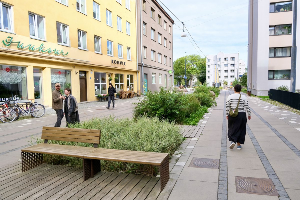 modacitylife's tweet photo. On Tallinn's Kalamaja Street, a conventional traffic sewer has become a hybrid of two Dutch concepts: the woonerf, or living street where pedestrians, cyclists and cars share the same space, and the fietsstraat, where bicycles are given priority and cars are effectively guests.🧵 https://t.co/RJRGDlnbbE