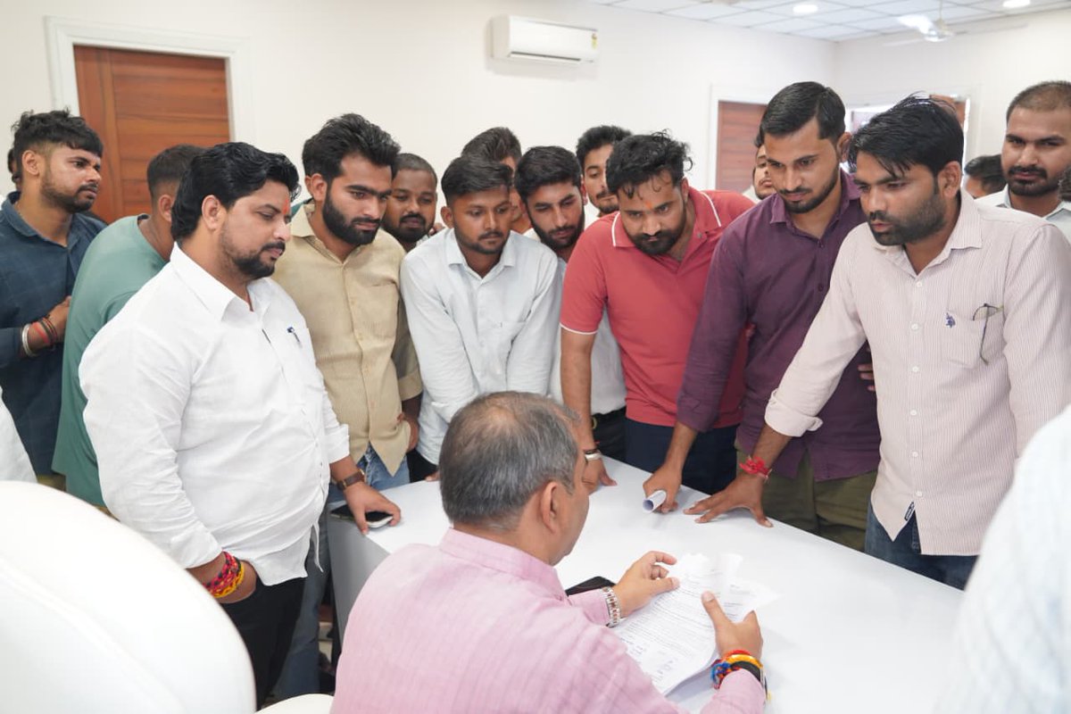 BrijeshSinghBJP's tweet photo. आज आवास पर आयोजित जनसुनवाई के दौरान विभिन्न क्षेत्रों से आए सम्माननीय नागरिकों एवं कार्यकर्ता बंधुओं से आत्मीय भेंट कर उनकी समस्याओं को गंभीरतापूर्वक सुना। साथ ही संबंधित अधिकारियों को समस्याओं के त्वरित एवं प्रभावी निराकरण हेतु आवश्यक दिशा निर्देश दिए। https://t.co/yQkFXAK73F