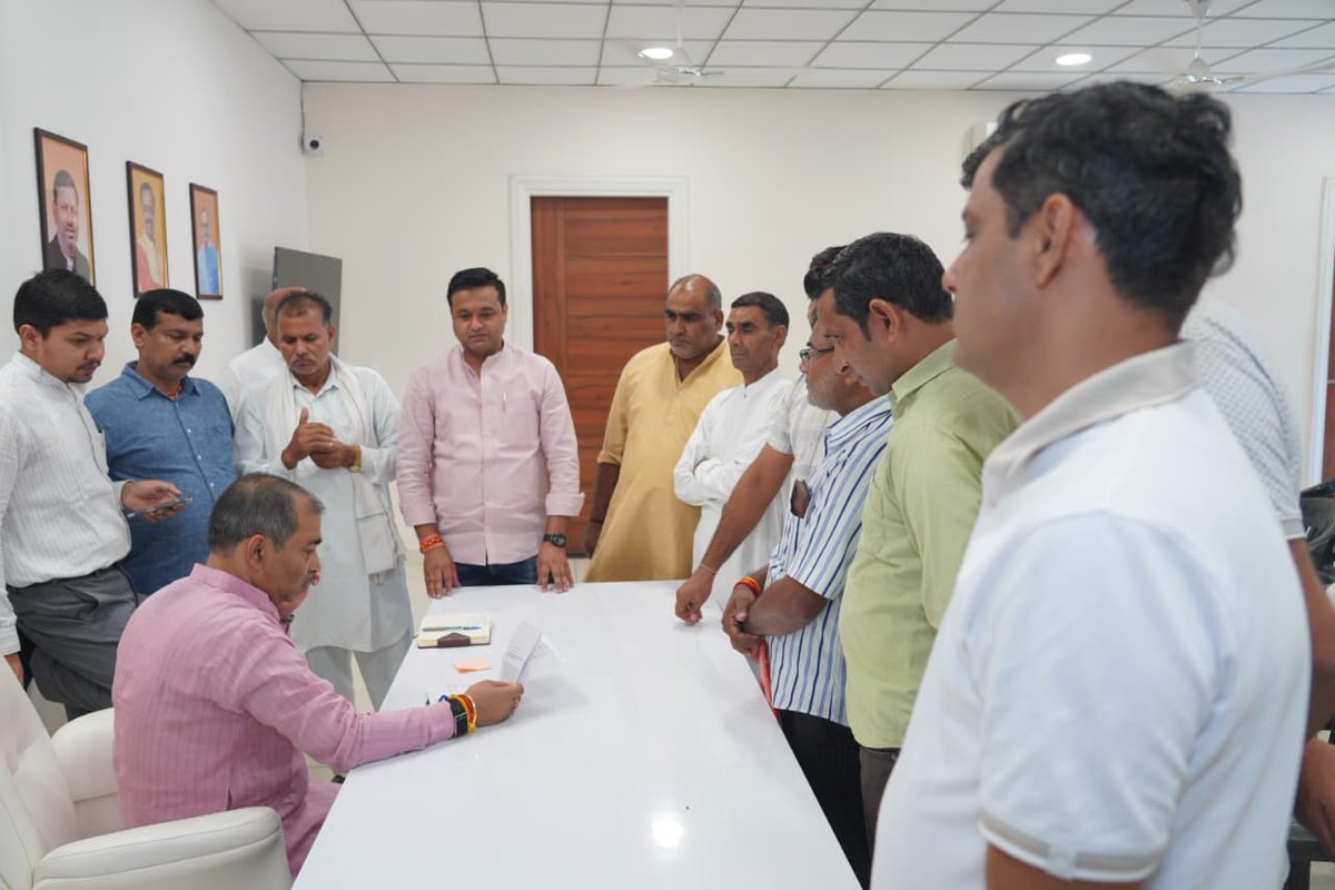 BrijeshSinghBJP's tweet photo. आज आवास पर आयोजित जनसुनवाई के दौरान विभिन्न क्षेत्रों से आए सम्माननीय नागरिकों एवं कार्यकर्ता बंधुओं से आत्मीय भेंट कर उनकी समस्याओं को गंभीरतापूर्वक सुना। साथ ही संबंधित अधिकारियों को समस्याओं के त्वरित एवं प्रभावी निराकरण हेतु आवश्यक दिशा निर्देश दिए। https://t.co/yQkFXAK73F