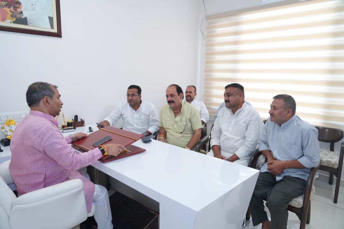 BrijeshSinghBJP's tweet photo. आज आवास पर आयोजित जनसुनवाई के दौरान विभिन्न क्षेत्रों से आए सम्माननीय नागरिकों एवं कार्यकर्ता बंधुओं से आत्मीय भेंट कर उनकी समस्याओं को गंभीरतापूर्वक सुना। साथ ही संबंधित अधिकारियों को समस्याओं के त्वरित एवं प्रभावी निराकरण हेतु आवश्यक दिशा निर्देश दिए। https://t.co/yQkFXAK73F