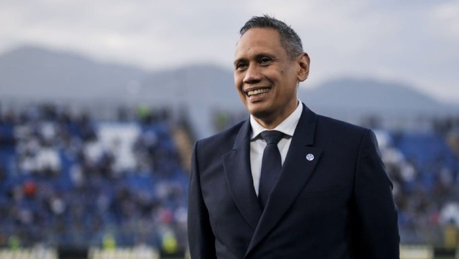 thejurgenholic's tweet photo. Presiden Como, Pak Mirwan Suwarso dan para direktur klub akan memberikan kursi mereka pada pertandingan debut Como di UCL vs Leipzig.

Pak Suwarso mengumumkan bahwa mereka lebih memilih kursi tersebut diberikan kepada fans Como yang lahir pada tahun 1950 atau sebelumnya, mereka yang telah mengikuti klub di setiap era, untuk merayakan debut bersejarah di UCL ini.

— @FabrizioRomano

WOW! 👏🫡