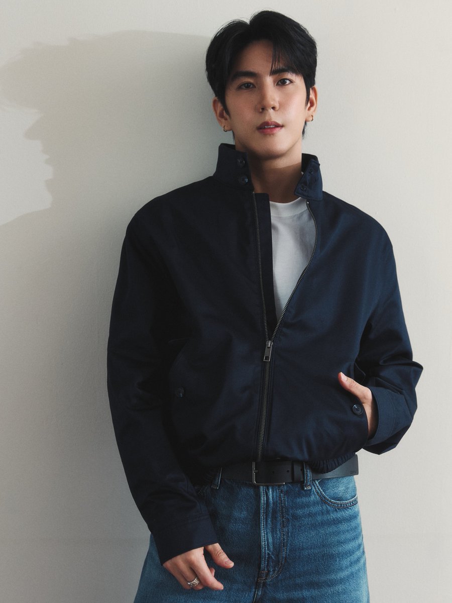 Newsideupdate's tweet photo. สนามบินสะเทือน "หลิงหลิง-โทมัส-ซี ทวินันท์" เผยลุคสนามบิน เตรียมลัดฟ้าสู่นิวยอร์ก เข้าร่วมชมแฟชั่นโชว์ Calvin Klein Collection Spring 27 Runway Show

การเดินทางในครั้งนี้นับเป็นครั้งแรกของทั้งสามคนที่ได้เข้าร่วมชมโชว์กับทาง Calvin Klein โดยทั้งหมดปรากฏตัวในลุคเรียบเท่สไตล์มินิมอลจากคอลเลกชัน Fall 2026 โดดเด่นด้วยกางเกงยีนส์ทรงสวยที่ส่งเสริมรูปร่างและสะท้อนเอกลักษณ์ความมั่นใจของแต่ละคนได้อย่างดีเยี่ยม

รอติดตามความปังชิดติดขอบรันเวย์พร้อมกันได้ในวันที่ 12 ก.ย. 69 เวลา 02.00 น. (ตามเวลาประเทศไทย)

#Linglingkwong #tthomastc #sea_tawinan #CalvinKlein #CalvinKleinSS27 #NYFW #NewsideUpdate