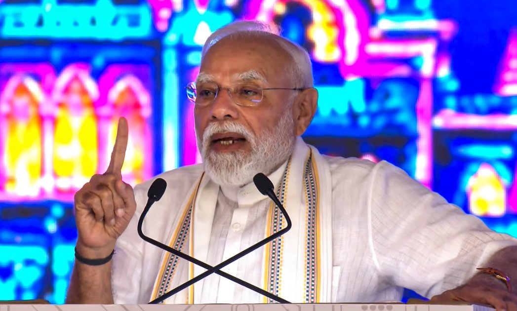 UpendrraRai's tweet photo. At the 'NaMo for Viksit Bharat' event, Prime Minister @narendramodi said, 

-For a #ViksitBharat, we need connectivity that is not only convenient but also fast enough to keep pace with the times. #Vadodara is the home of the #GatiShaktiUniversity. Today, the final links of the #DedicatedFreightCorridor have also been connected from here. The Dedicated Freight Corridor project, spanning over 2,800 kilometers, has been completed today. A truly historic milestone has been achieved for 21st-century India.

-This Dedicated Freight Corridor stands as a testament to how the country's work culture has transformed over the last 12 years. The concept for this Dedicated Freight Corridor was first mooted in 2004. A special company was formed in 2006 to execute this project. Yet, until 2014, the files merely shuttled back and forth; they were just traveling from one table to another. And look at the irony—even these files did not get the benefit of a dedicated corridor.

-In 2014, the people of Vadodara, Gujarat, and the entire nation sent me from Gujarat to Delhi. The previous government remained in power until 2014; you sent me there, and they were shown the door. In 7-8 years, not even a single kilometer of work on the freight corridor had been completed. Had the country been run according to their methods, who knows—even three or four subsequent generations might have passed without it ever getting done. That was the state in which they had left a project meant to transform India's logistics ecosystem. After 2014, I set about accelerating this work immediately.

-Today, the work on the 2,800-kilometer corridor has been successfully completed. The Eastern and Western Dedicated Freight Corridors are now becoming the backbone of the nation's trade and commerce. The Dedicated Freight Corridor is a lifeline for a rapidly developing India; it has transformed the country's transportation sector. Previously, freight trains shared the same tracks as passenger trains, resulting in slow speeds for both travel and transport. 

-However, the Dedicated Freight Corridor has changed this scenario. Today, more than 430 freight trains operate daily on the Eastern and Western corridors. A freight train that once took 6.5 hours to cover 100 kilometers can now cover the same distance in less than half that time. 

-A journey that typically takes 30 hours by truck is completed in just ten to 12 hours on the Dedicated Freight Corridor. Consequently, the operation of freight trains on this corridor saves fuel for both trucks and trains, reduces freight costs, saves time, and benefits the environment.

-Recently, a double-stack container freight train was operated from JNPT (Mumbai) to Vadodara—meaning the train ran with one container stacked on top of another. With this single trip, the volume of cargo transported from Mumbai to Vadodara was equivalent to that of over 250 trucks. Now, enter the 'naraaz fufa' figure—the one who will immediately start complaining: "What about the truck drivers? Where will the trucks go? What will happen to those who bought trucks?" Well, 'fufa' has found something to grumble about now. @PMOIndia