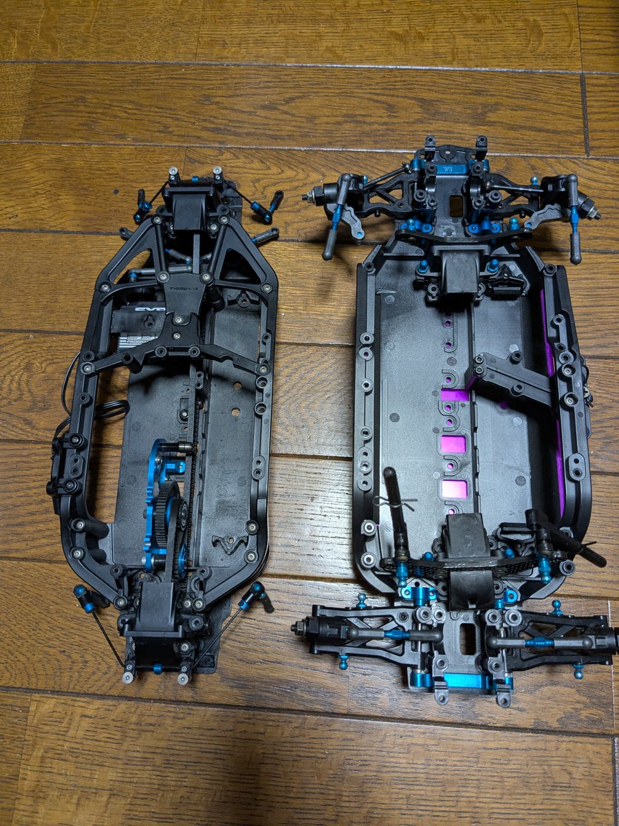 torangool9's tweet photo. 久々の投稿ですが、色々あ〜でもないこ〜でもないとかしてたら中古で買ったTA07のシャーシを新品に交換し始めてしまいました。とりあえず今日はベルトを移動し終わるまでやりますわ。寝落ちしなければですが。F1もそんな感じで終わりがみえない。 https://t.co/hxxvYZqihT