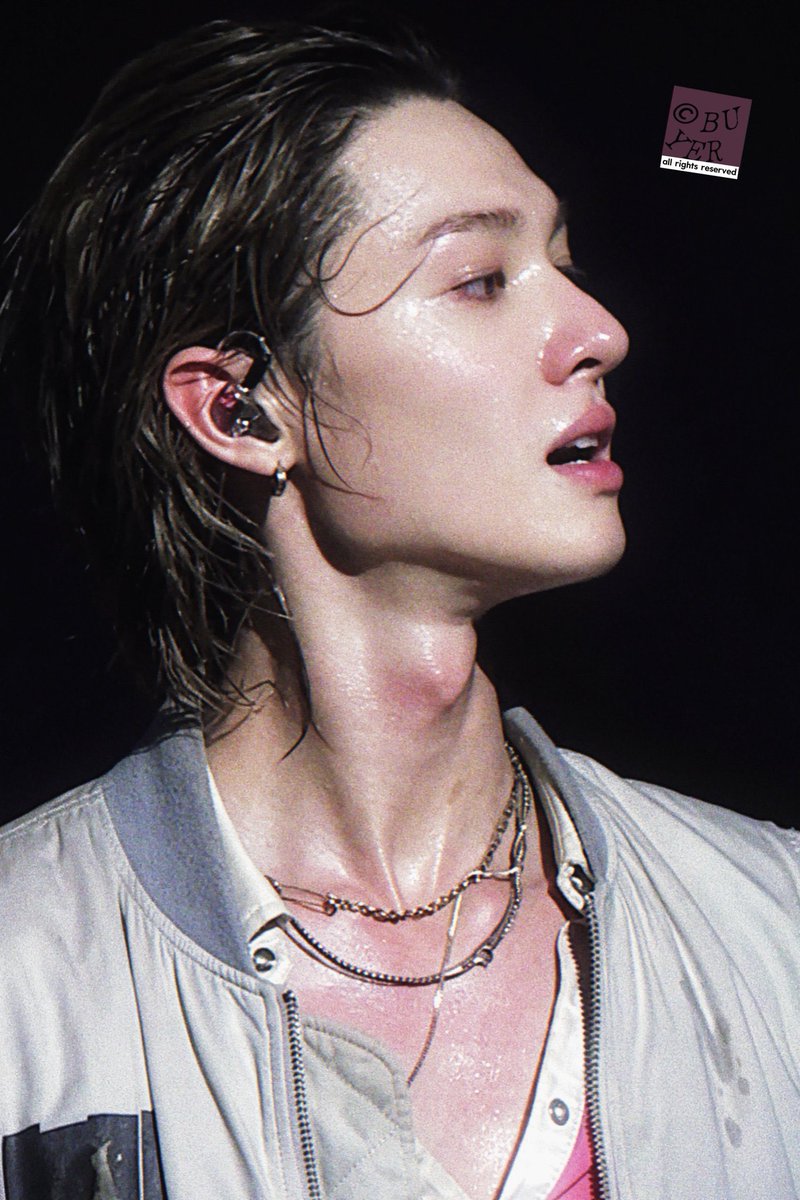 corbetis's tweet photo. sweaty n flushed martin’s skin is killing me https://t.co/meizJS239r