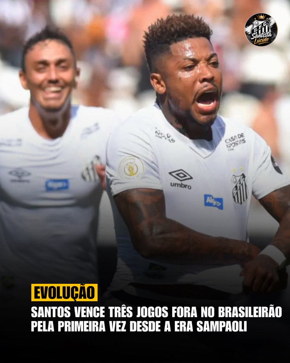 FutebolImp1's tweet photo. 😱DESDE SAMPAOLI: SANTOS VOLTA A VENCER TRÊS PARTIDAS FORA DE CASA NO BRASILEIRÃO.

O Santos chegou a três vitórias seguidas fora de casa no Brasileirão. A equipe do técnico Cuca bateu o Vasco por 3 a 0, em São Januário, depois venceu o Corinthians por 1 a 0, na Neo Química Arena, e ganhou do Internacional por 3 a 2, no Beira-Rio. A última vez que o Peixe havia vencido três partidas como visitante na Série A foi em 2019.

Na ocasião, o time era comandado pelo técnico Jorge Sampaoli e venceu três jogos seguidos fora de casa entre junho e julho pelo Brasileirão. Os três jogos o Alvinegro venceu por 1 a 0. Contra o Ceará, na Arena Castelão, o Bahia, no Pituaçu, e diante do Botafogo, no Nilton Santos. 

No Brasileirão deste ano, o Peixe tem três vitórias, quatro empates e cinco derrotadas como visitante. É a 11ª melhor campanha da competição fora dos seus domínios.

✅ SIGA @FutebolImp1 CURTA, COMENTE E COMPARTILHE!

🗞️ @diariodopeixe