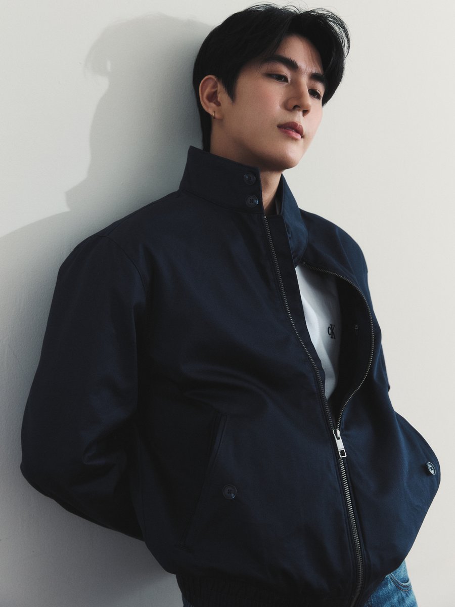 bunterngsociety's tweet photo. 🔥 เรียบแต่สะกดสายตา! “ซี ทวินันท์” เผยลุคเท่ก่อนบินชมแฟชั่นโชว์ Calvin Klein ที่ New York

SEA TAWINAN 1ST CK FLY2NY

#CALVINKLEINXSEA
#CALVINKLEIN 
#sea_tawinan

“ซี ทวินันท์” @sea_tawinan เตรียมออกเดินทางสู่มหานครนิวยอร์ก ร่วมชม Calvin Klein Collection Spring 27 Runway Show เป็นครั้งแรก 🇺🇸🗽

สำหรับลุคของหนุ่มซี เลือกไอเท็มจาก Calvin Klein Fall 2026 โดดเด่นด้วยกางเกงยีนส์ที่เข้ากับรูปร่าง เติมความเท่แบบมินิมอล พร้อมถ่ายทอดความมั่นใจในสไตล์ของตัวเองได้อย่างลงตัว ✨

เตรียมจับตาลุคของซีในแฟชั่นโชว์ครั้งสำคัญ 12 ก.ย. 69 เวลา 02.00 น. ตามเวลาประเทศไทย