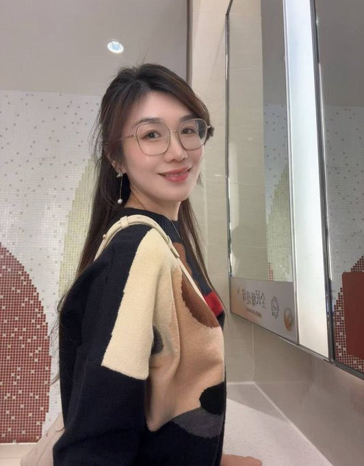 Vickyeagleiol3's tweet photo. 35+奔四 已婚中学老师，第一次发正面自拍照，真心期待善意的回应。 https://t.co/rsrndUykMd