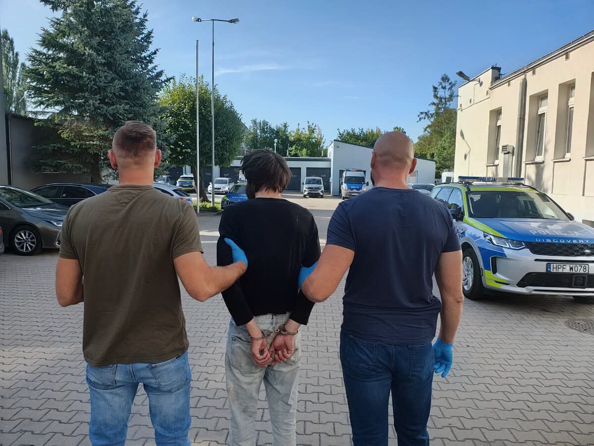 mordownik4u's tweet photo. 🚨Agresywny Ukrainiec bez żadnego powodu uderzył 79 letnią kobietę w twarz.

28-letni Ukrainiec najpierw demoluje znak drogowy. Potem bez żadnego powodu walnie staruszkę w twarz. Kobieta do szpitala.

Na szczęście obok był policjant PO SŁUŻBIE. Nie „to nie moja zmiana”. Nie „niech przyjedzie patrol”. Zareagował, obezwładnił i oddał go mundurowym.

Ukraiński bandyta dostał areszt na 3 miesiące. Grozi mu do 3 lat.

I tyle. Taki obrazek z polskich ulic. Nawet staruszki nie mogą czuć się bezpiecznie, bo Ukraińcy czują się jak w domu.

ℹ️KPP w Zgierzu.