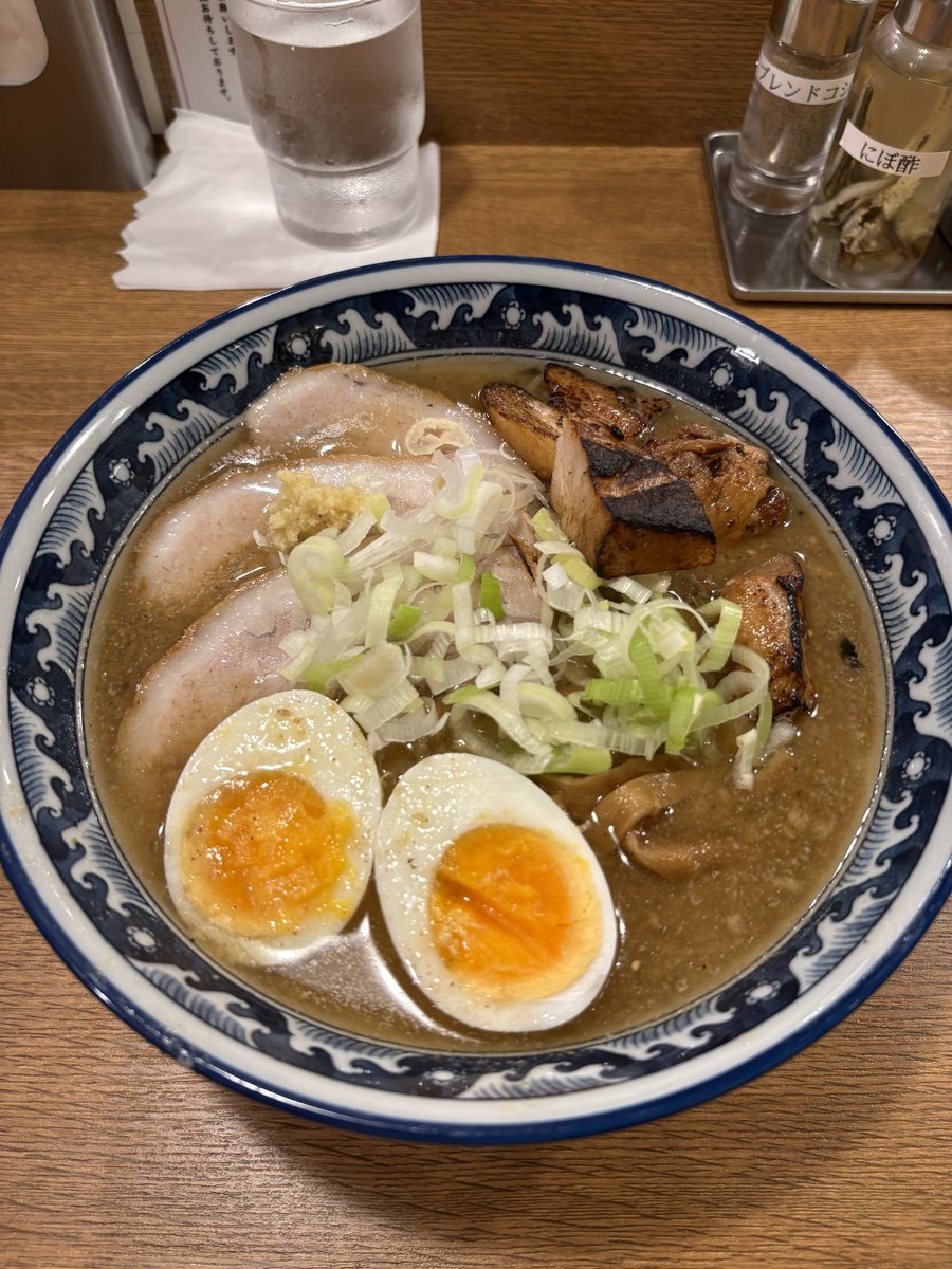 uenookachi's tweet photo. 本日のランチ
らぁめん千寿 御徒町店@上野御徒町

🌏 東京都台東区上野4-2-5 美濃里ビル 1F

札幌味噌ラーメンの名店「すみれ」で修業した店主が営む人気ラーメン店が御徒町に進出!!!

松坂屋の北海道物産展、ジンギスカンのだるまといい、北海道→上野がトレンドのひとつになっているのか!?!?✈️🐏🍣🍦

などと考えながらトツゲキ🍜🐈💨💨

雨の降る14:30頃...行列とまではいかないまでも、待ちができておりました。

今日は初訪につき〜
特製味そらぁめん（並）をチョイス。

無料で小ライスのサービスがありましたが我慢。

熱気の溢れる店内で待つ事数分。

からの着丼🤗🤗🤗

おおぉ〜!!!

中々のインパクト。

ラードで覆われたスープはアツアツ。まろやかコクあり濃厚味噌でパンチが効いていて美味い🤛

黄色い中太??ちぢれ麺もスープが絡み良き。

トッピングは炙りコロチャー（デカい）に豚バラのチャーシューで肉い！美味い！脂い！

もやしとねぎが脂質多めの一杯のバランスを整えてくれます✨

＆卓上の調味料で味変ができるので、飽きずに最後までいただける!!!

ごちそうさまでした★

＃上野 ＃御徒町 ＃ランチ ＃ラーメン