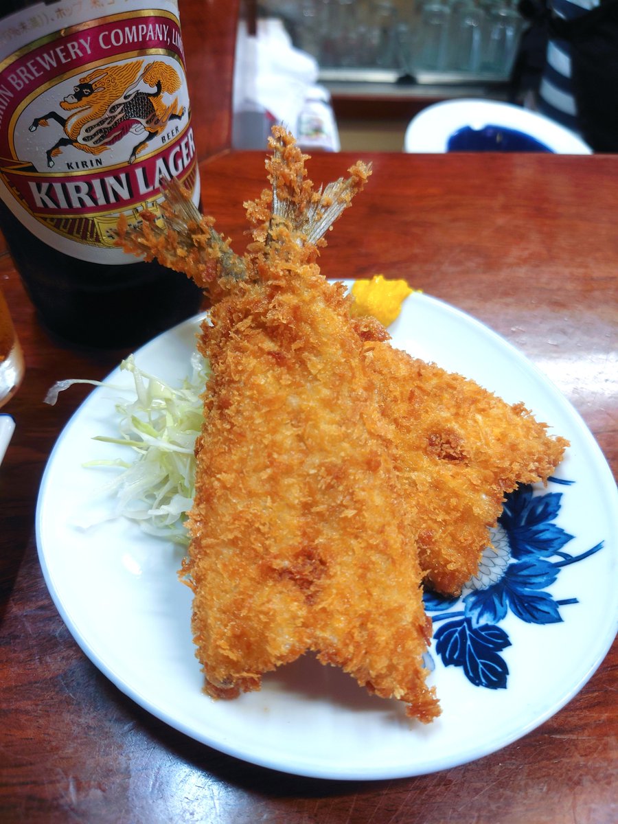 sakenohedo's tweet photo. 約10ヶ月ぶり二度目の小田原のおさかな天国。この日はたまたまお客さんが少なかったこともあってか石原慎太郎似のツンデレマスターもデレやや多めで優しかった。
刺身もフライも全部美味しいんだけど、ここの魚の塩焼きは塩釜焼きっぽいっていうかなんか独特な焼き方で異様にうまくて貪り食ってしまう https://t.co/pkNLFjOM3S