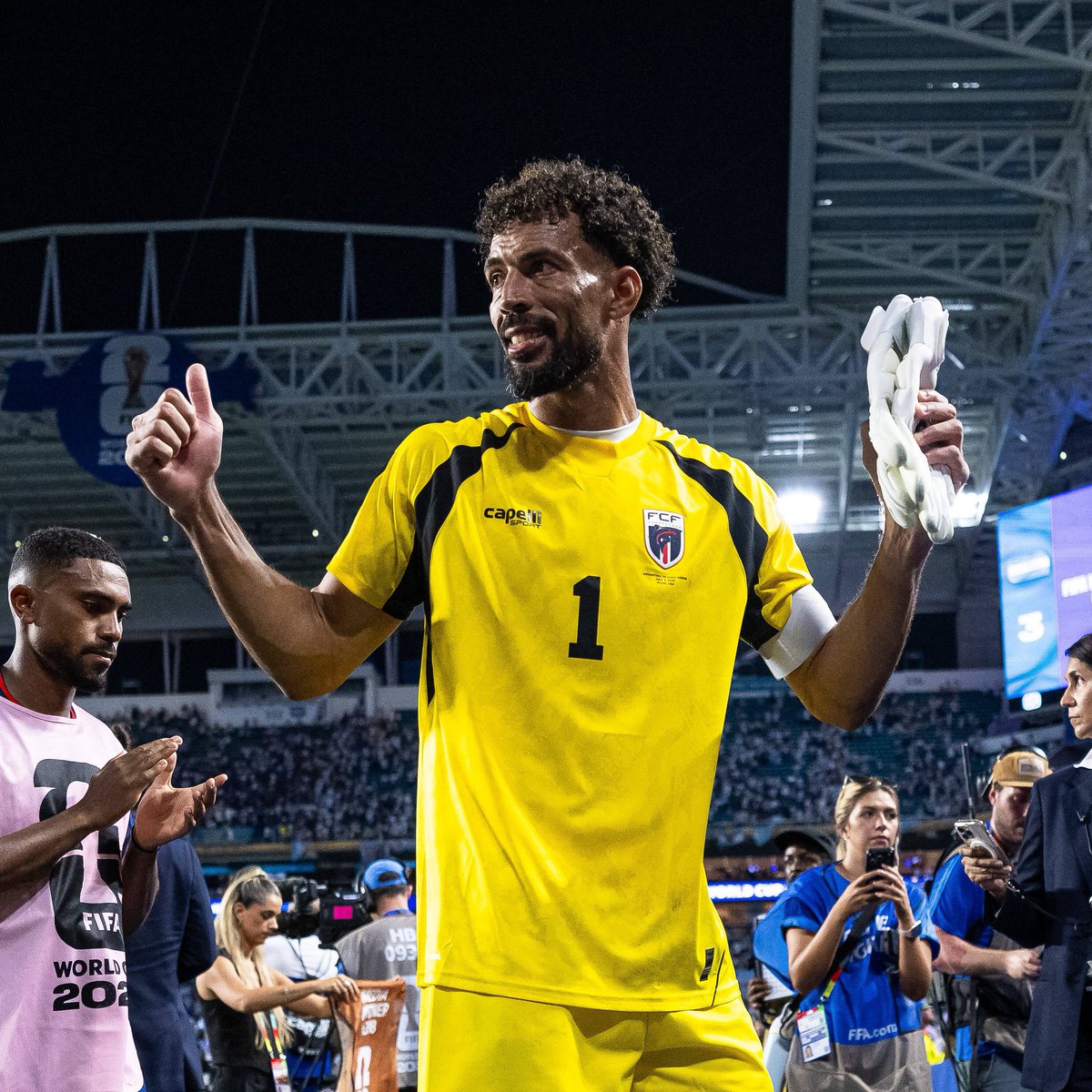 _BeFootball's tweet photo. 🚨💣 OFFICIEL ! VOZINHA 🇨🇻 EST NOMMÉ POUR LE TROPHÉE YACHINE !!!!! 🧤🤯

MAIS SA VIE C’EST UN FILM DEPUIS JUIN https://t.co/zD2Gr1Iqwk