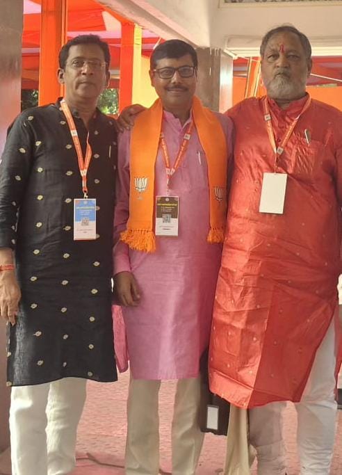 KalandiSamal's tweet photo. ବିଜେପି ପୂର୍ବତନ ରାଜ୍ୟସଭାପତି ତଥା ପୂର୍ବତନ ସାଂସଦ ବସନ୍ତ ପଣ୍ଡା ଓ ବରିଷ୍ଠ ନେତା ଜଗନ୍ନାଥ ପ୍ରଧାନଙ୍କ ସହିତ
#BJPOdisha #BJPLeaders #kalandisamal https://t.co/Jy1VC1nNe7