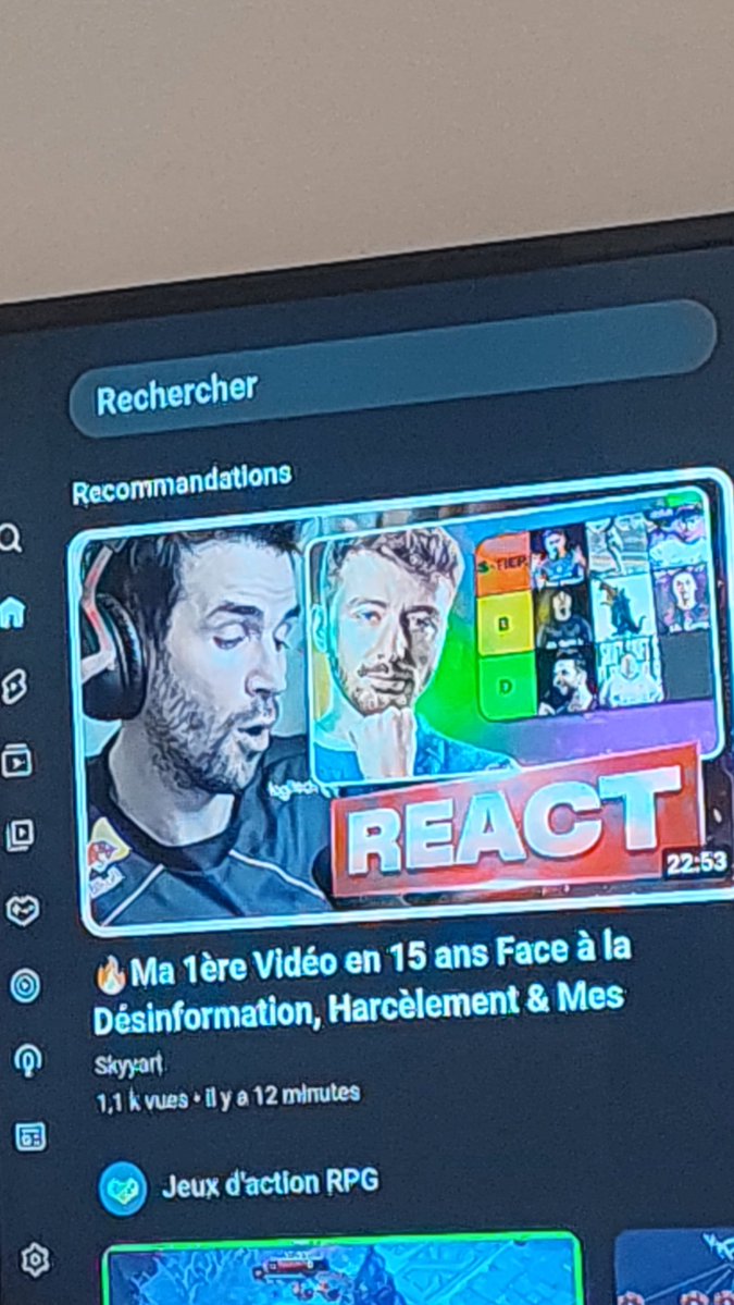 devostitu's tweet photo. Le banger qui vient de pop sur ma télé 

Mdrrr il est complètement fou il la trop mal pris https://t.co/ZJtMtJVaLd