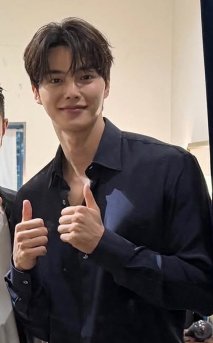 songkangbase's tweet photo. He is so Dan Yi Hyuk coded here like THE SHIRT, THE HAIRSTYLE, THE BODY 

I am so ready for Dan Yi Hyuk next year 

#SongKang #WhiteScandal https://t.co/FAhHUDkzbh