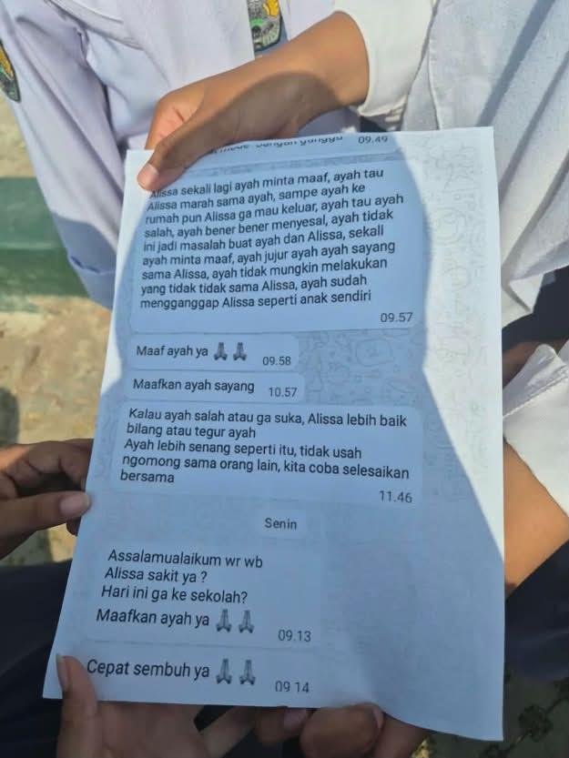 biduanssa's tweet photo. GILA! GURU GILA! CABUL! SINTING!

guru di SMPN 1 Pamanukan melakukan pelecehan seksual ke siswinya di ruang guru.

yg bilang "kok gak ngelawan? berarti sama-sama mau kan?" sini gw tempeleng pake buku islam ala prabowo.

kenapa gak ngelawan? KARNA NGE-FREEZE! sini aku jelasin: https://t.co/H4elGzhCRs